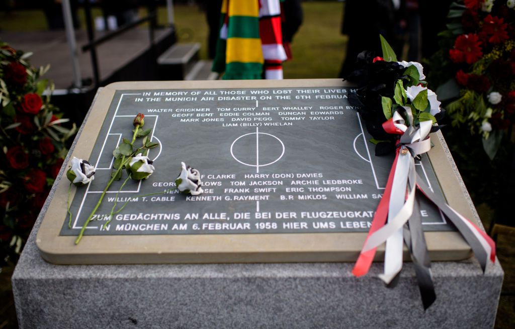 Emléktáblákkal emlékeztek a légiszerencsétlenség áldozataira (Fotó: Getty Images)