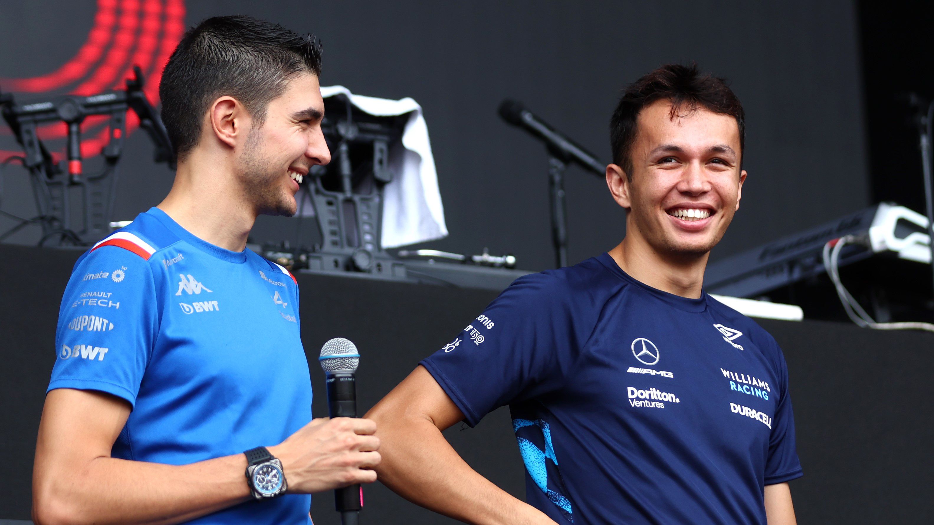 F1-hírek: hosszabbított jelenlegi csapatánál a Mercedesszel is szóba hozott versenyző