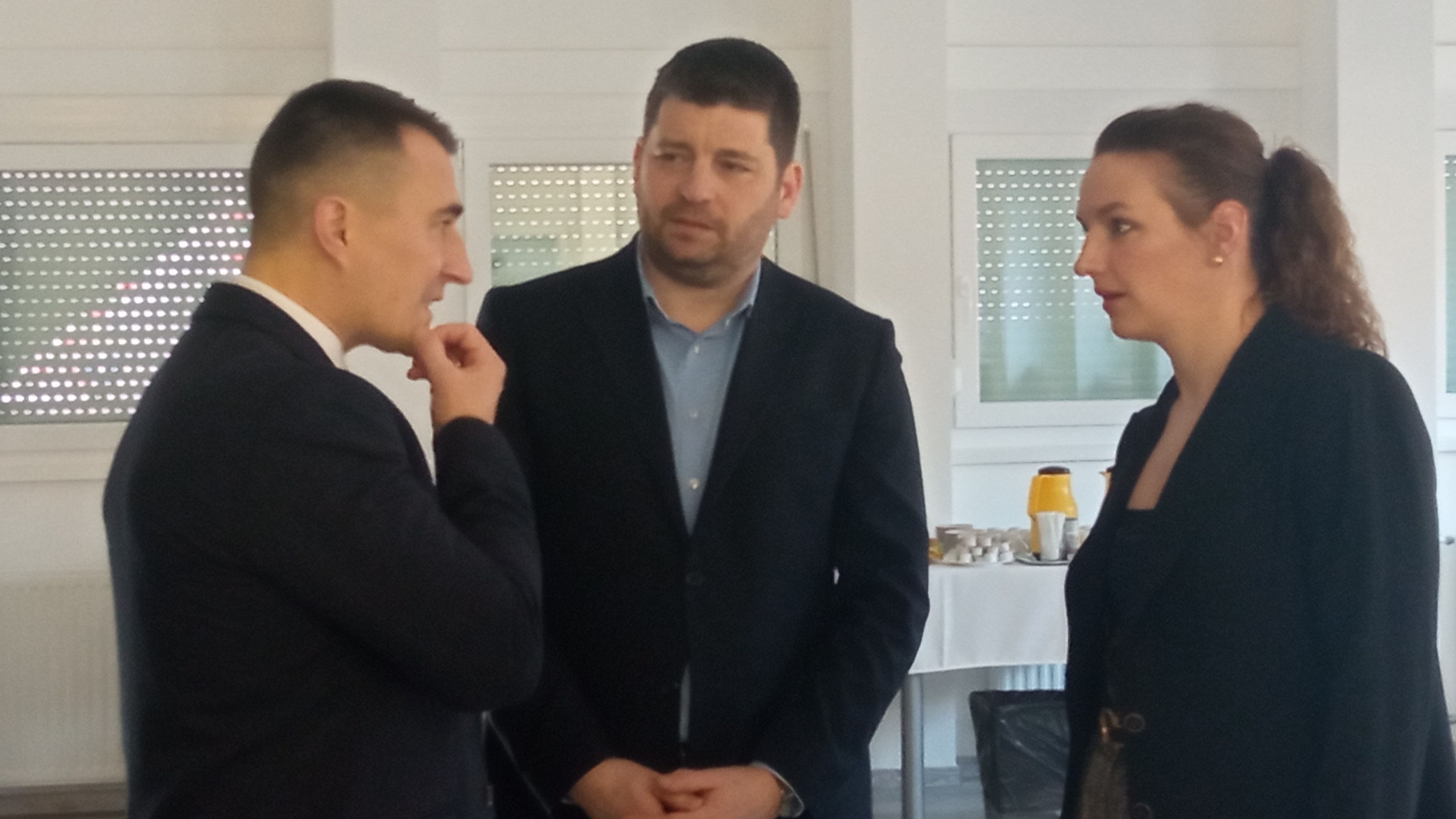 Katinka Csepel polgármesterével, Borbély Lénárddal (balra) és Pöltl Ákossal, az Ifjúságkutató Intézet szakértőjével