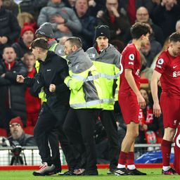 Örökre kitilthatják a Liverpool-játékosoknak ütköző szurkolót