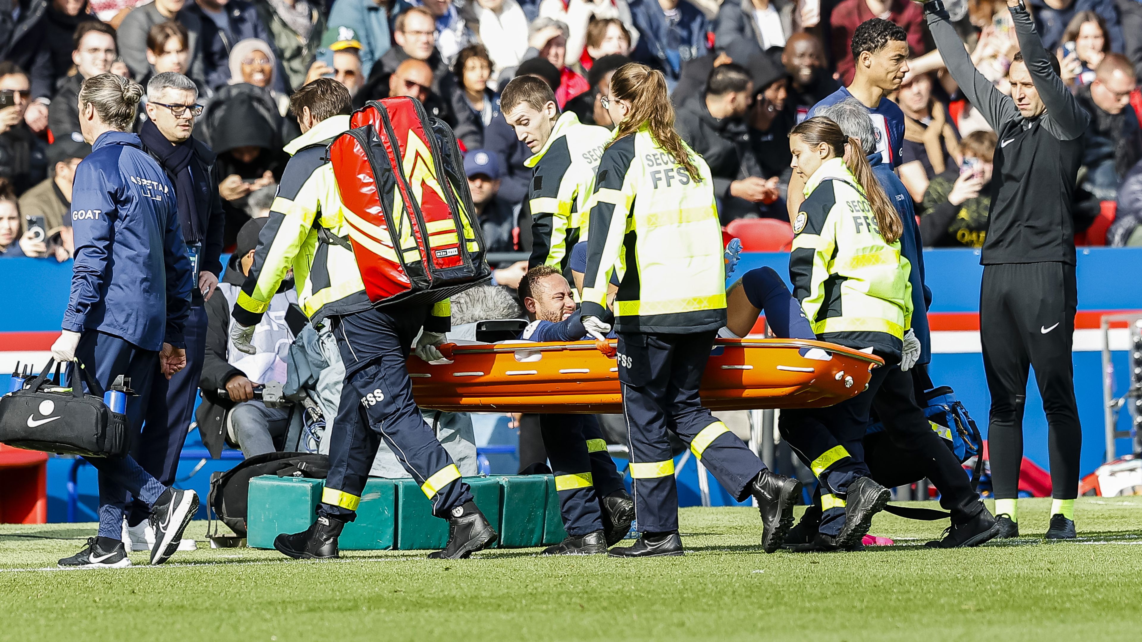 A PSG játékosa, Neymar a Lille elleni bajnoki mérkőzésen sérült meg (Fotó: Getty Images)