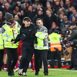 A szurkoló rácsúszott a Liverpool játékosára, Klopp nagyon kiakadt – videóval