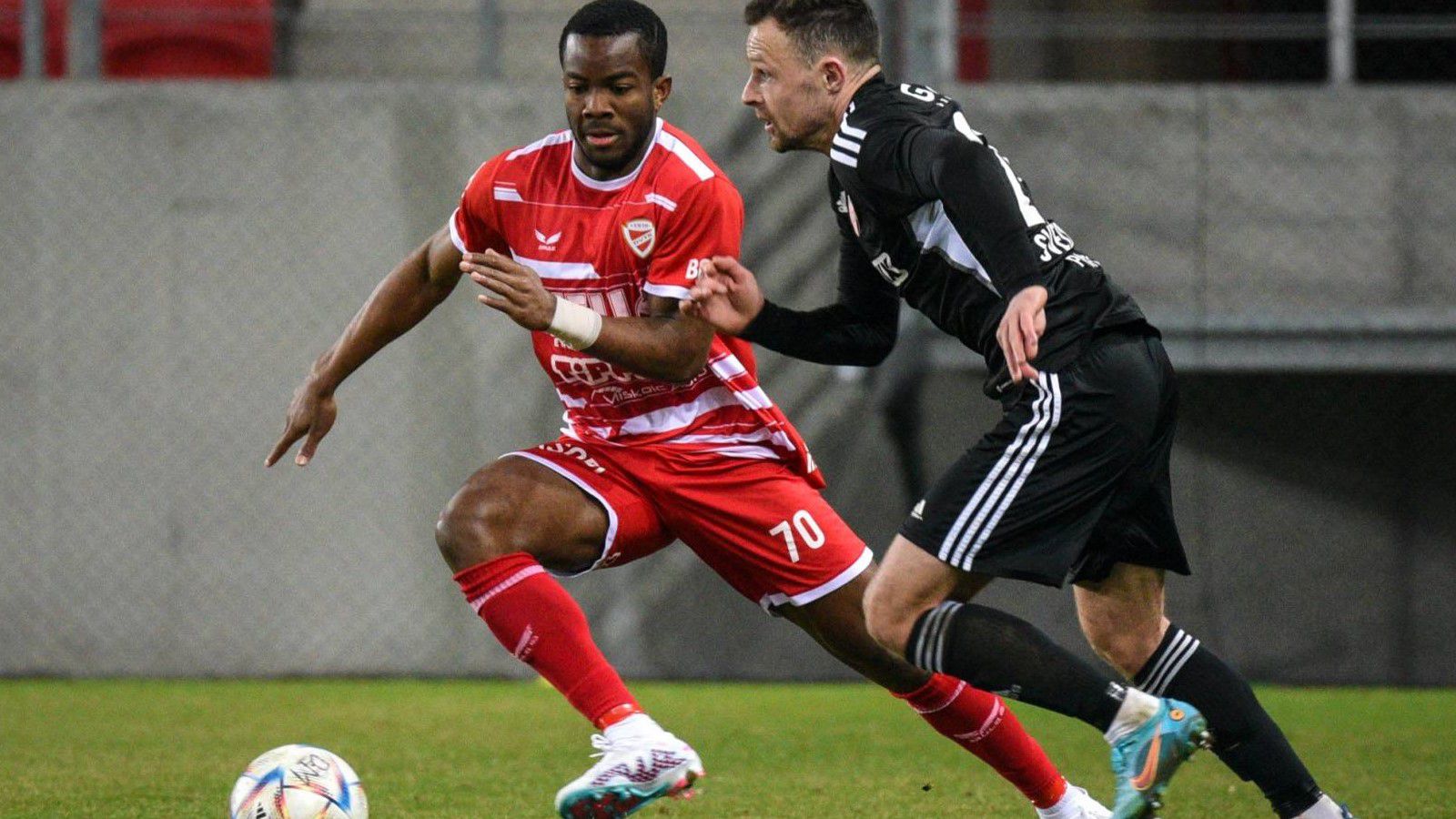 A gaboni Jérémie Obounet először volt a kezdőcsapat tagja, a második félidőben két gólt szerzett. (Fotó: dvtk.eu)