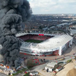 Hatalmas tűz ütött ki a stadion mellett, veszélyben az angol futballklub otthona