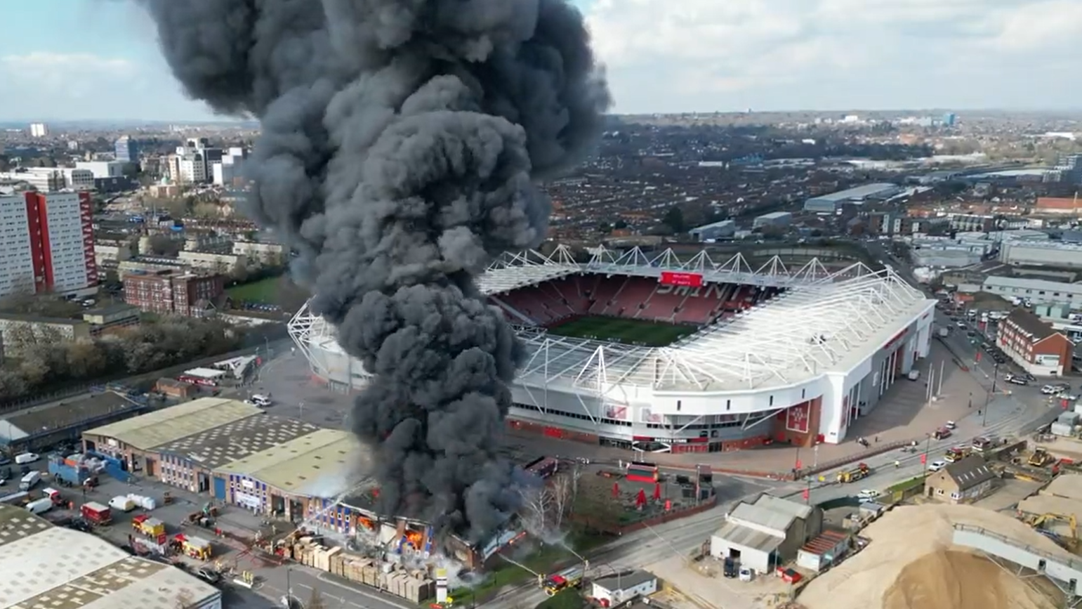 Hatalmas tűz ütött ki a stadion mellett, veszélyben az angol futballklub otthona