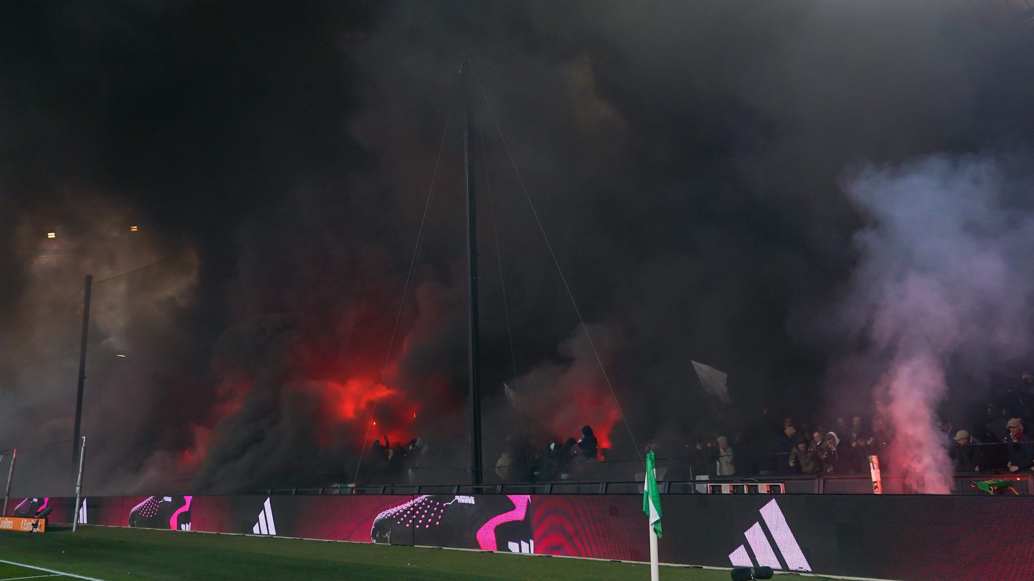 Több botrány is beárnyékolja a Feyenoord-Ajax elődöntőt, szövetségi vizsgálat indult