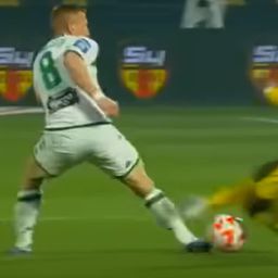 Csúnyán lerúgták Kleinheislert, kiakadt a Panathinaikosz a magyar bíróra – videóval
