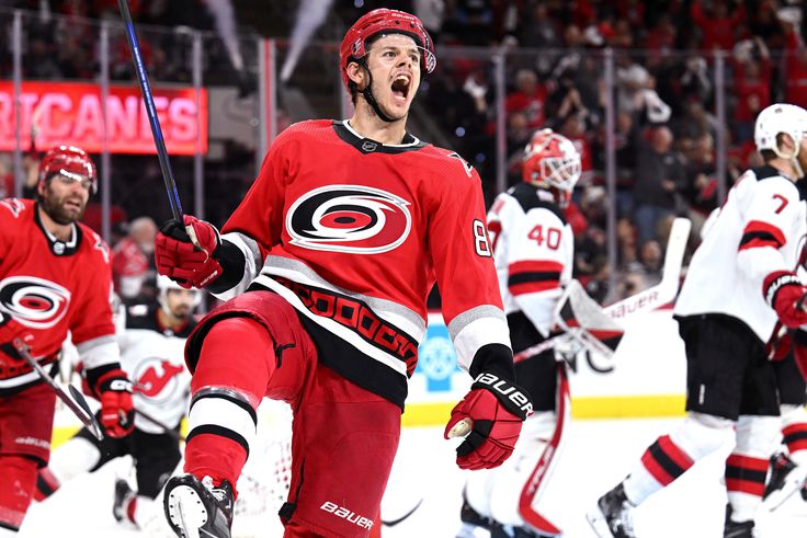 Magabiztosan győzött a Hurricanes – videóval