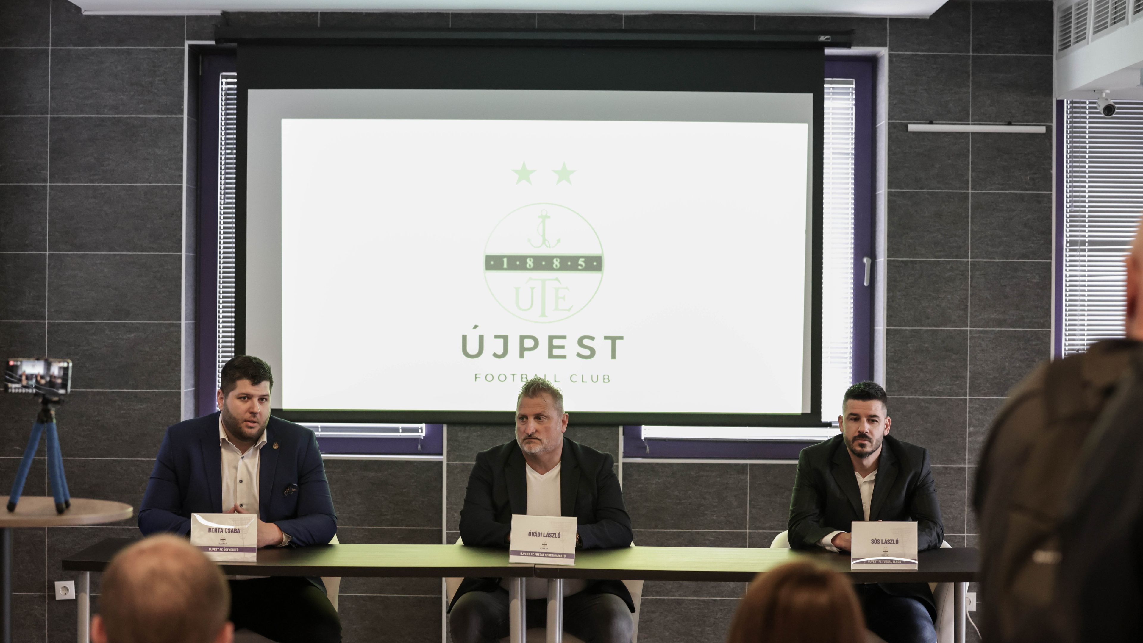 Berta Csaba, az Újpest FC ügyvezető igazgatója (balra) kedden bejelentette, hogy új szakosztállyal bővült az egyesület, a lila-fehér drukkerek a jövőben a futsal csapatnak is szurkolhatnak. Fotó: Újpest FC