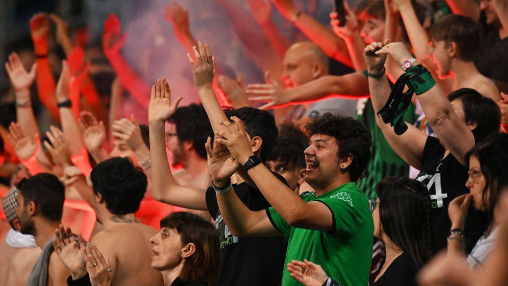 A stadionban, a meccs közben fogott halat a Fiorentina-szurkoló – videóval