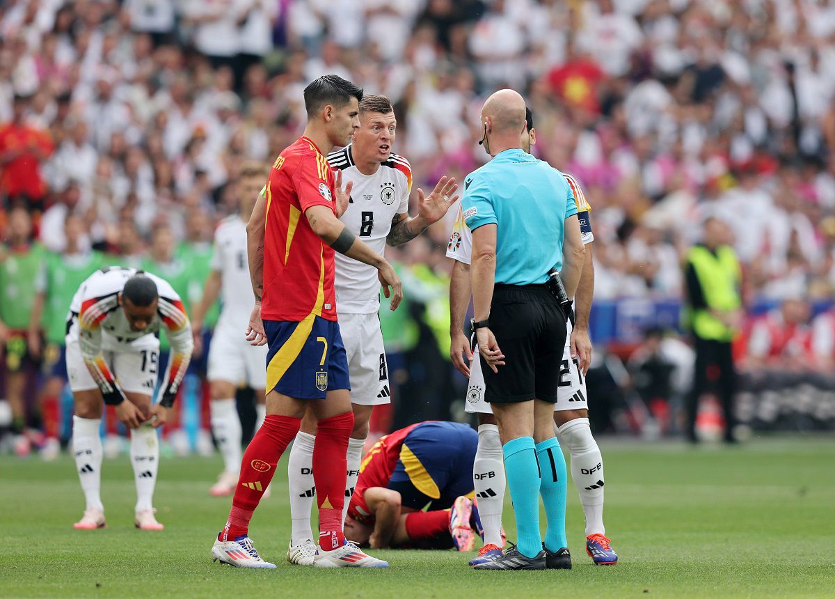 Toni Kroos (8) belépője után a földön fekvő Pedri nem tudta folytatni a játékot (Fotó: Getty Images)