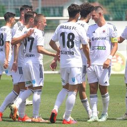 Szenzációs: a saját térfeléről lőtt gólt az Újpest játékosa – videó