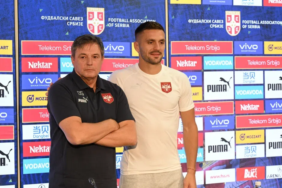 Dragan Sztojkovics szövetségi kapitány (balra) méltatta a középpályás eredményeit. (Fotó: Alekszandar Dimitrijevics)