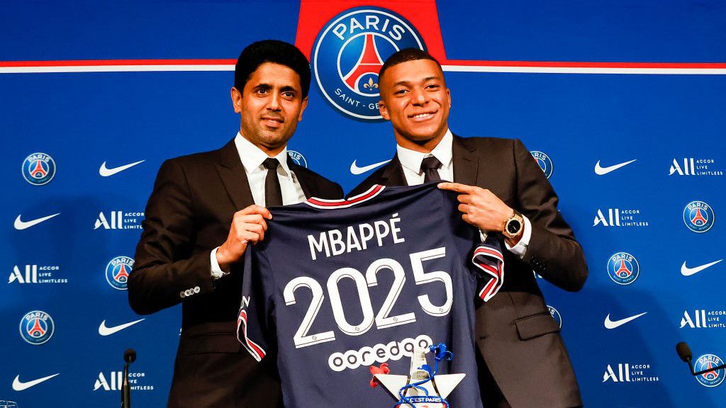 El presidente del PSG, Nasser Al-Khelaifi, y Mbappé firmaron el contrato, que vence en 2025 (Foto: Getty Images)