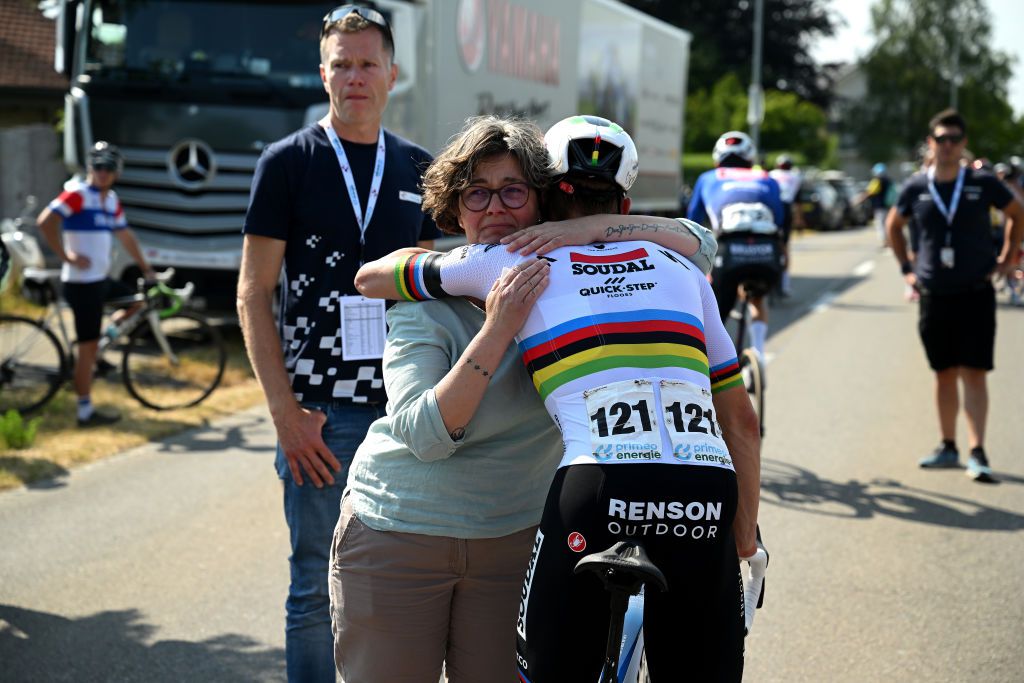 Sandra Mädert fia elvesztésének napján Gino riválisa, Remco Evenepoel belga versenyző vigasztalja
