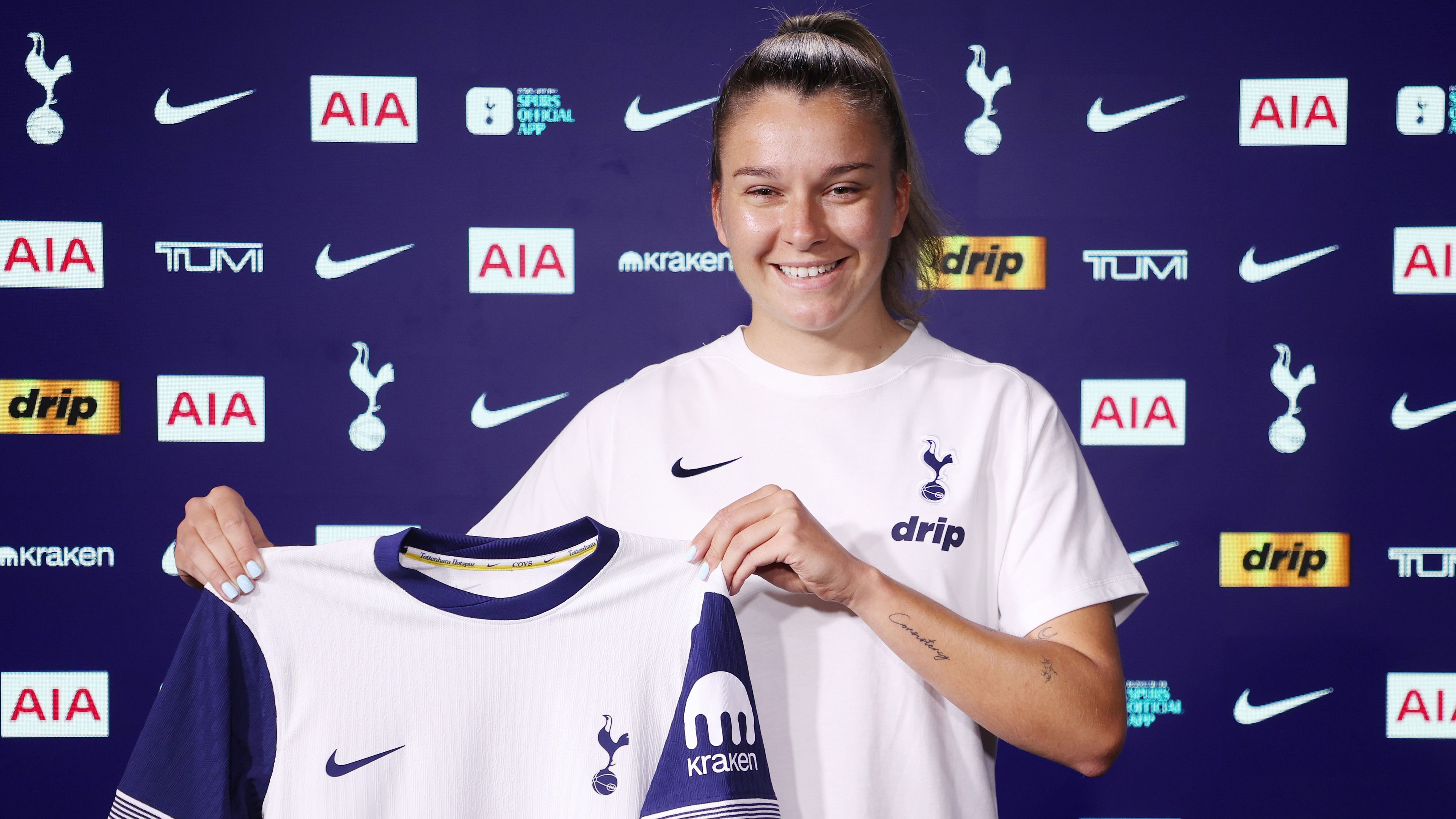 Csiki Anna aláírt a Tottenhamhez (Fotó: tottenhamhotspur.com)