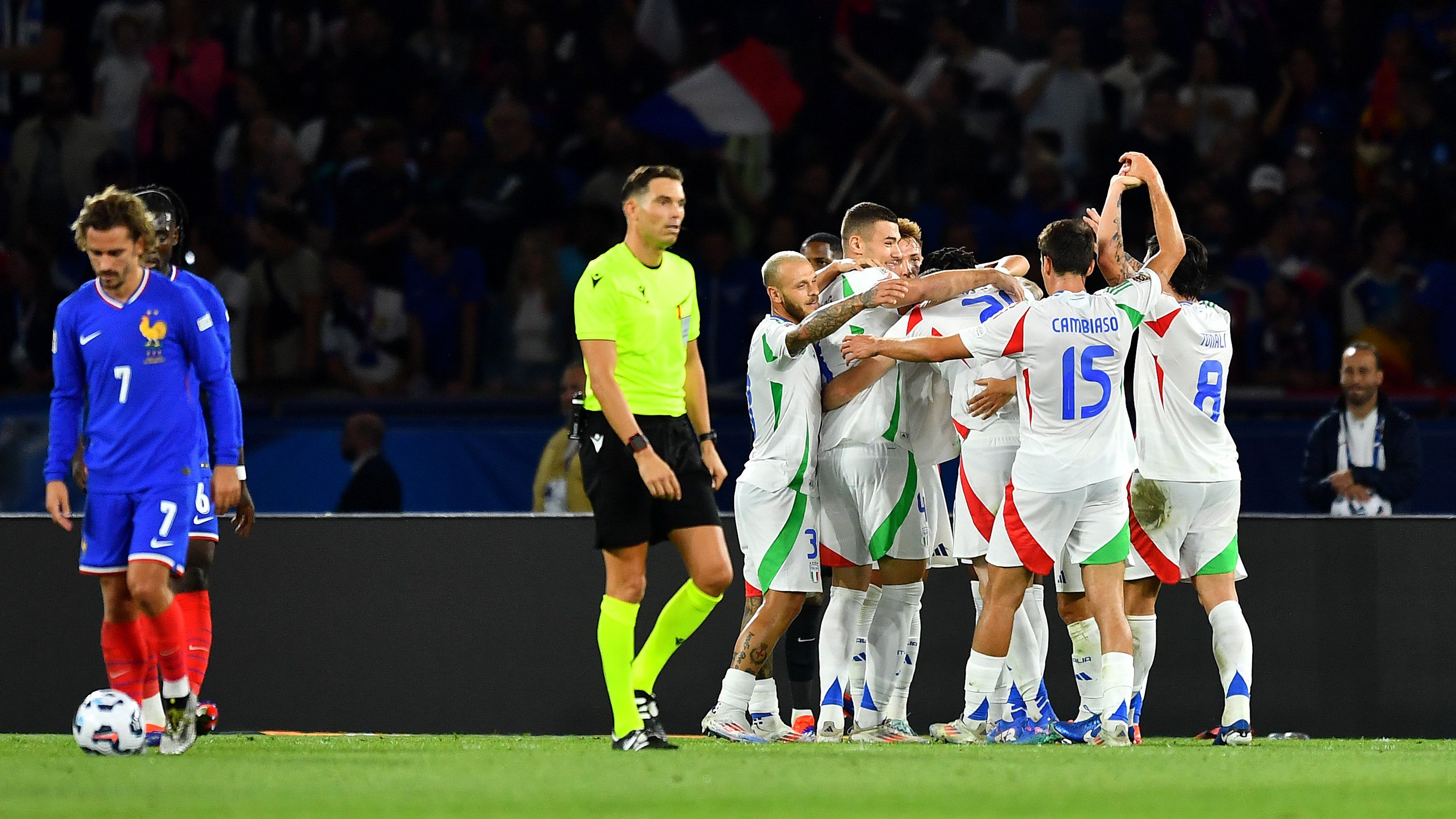 Hárommal válaszoltak az olaszok az első perces francia gólra; Debrecenben nyertek a belgák