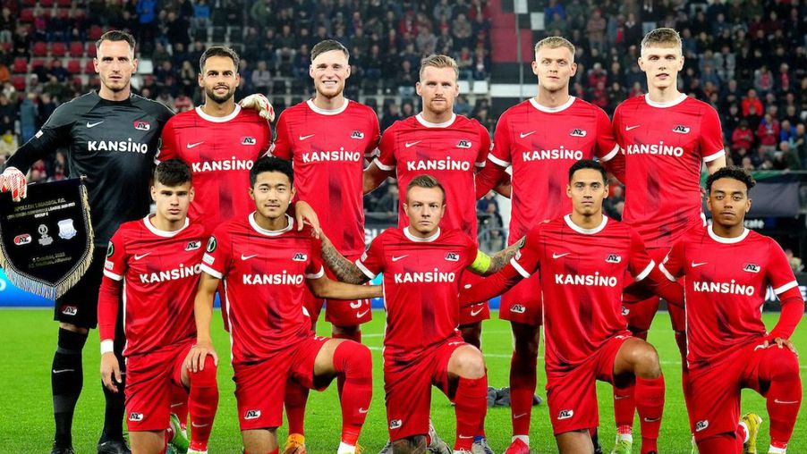 Kerkez Milos (balra, a térdelő sorban) a győztes találat előtt gólpasszt adott (fotó: AZ Alkmaar, Twitter)
