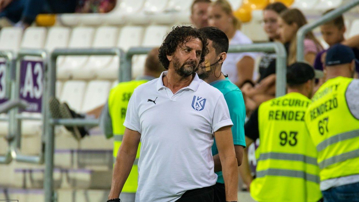 Varga Attila nem mentette fel játékosait a szombathelyi vereség után, de a Haladás stadionjának játékterét is kritizálta. Fotó: Kovács Donát/kbsc.hu