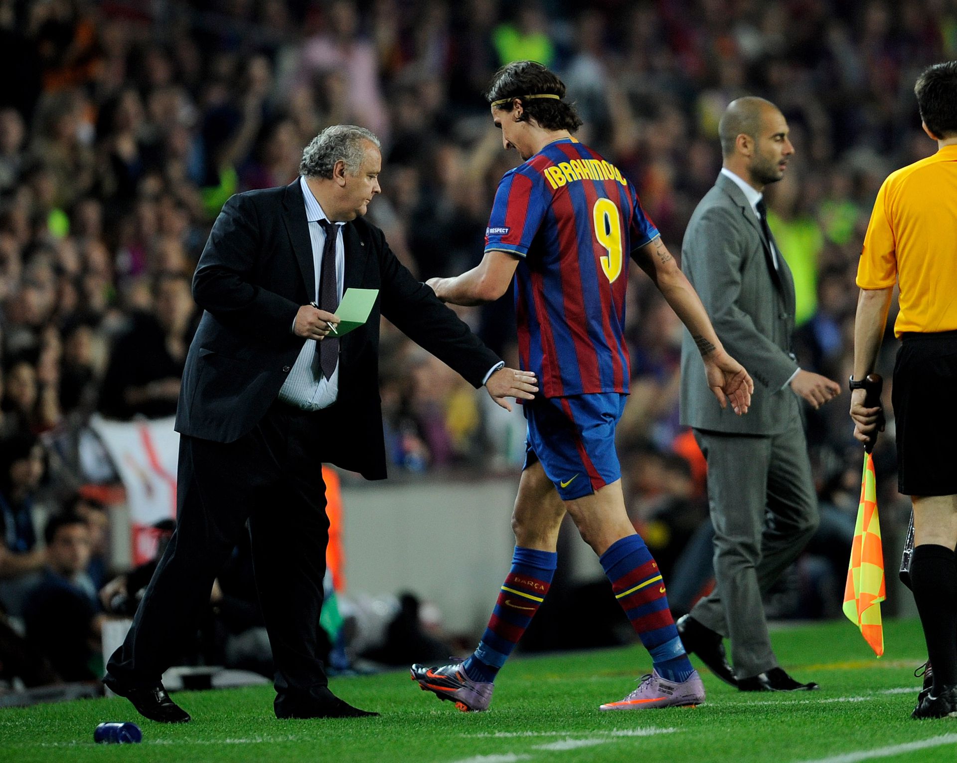 Guardiola (jobbra, öltönyben) és Zlatan kapcsolata azóta sem javult, hogy a svéd csillag elhagyta Barcelonát Fotó: Getty Images