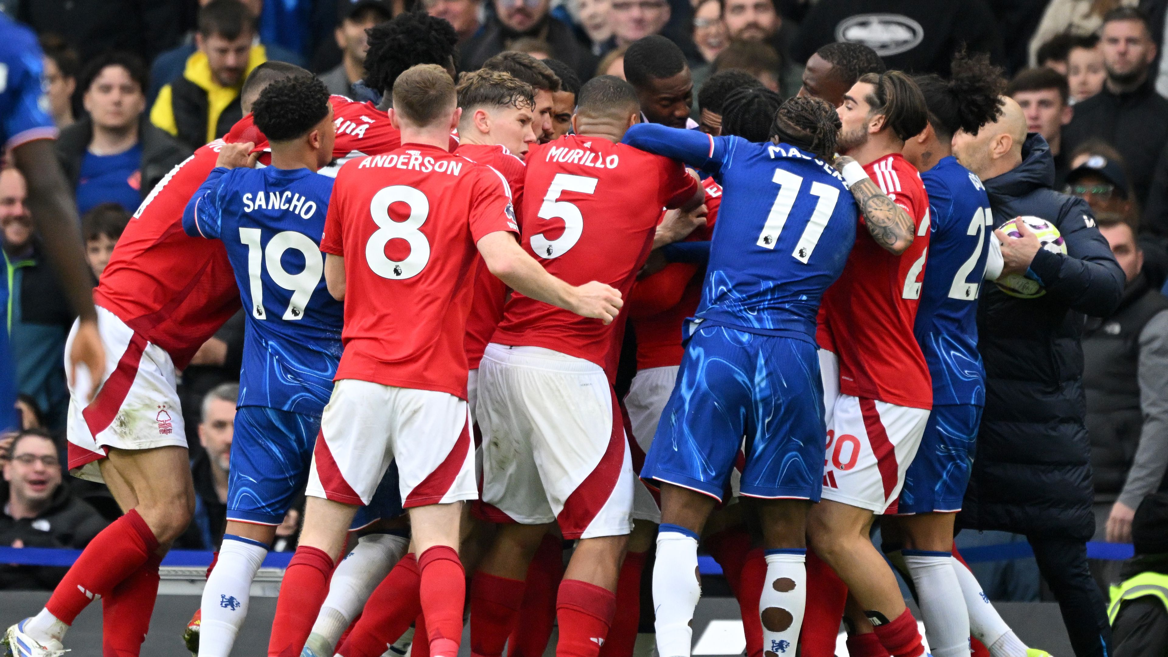 A Nottingham parázs meccsen megtörte a Chelsea győzelmi sorozatát; megint nem nyert a Man. United