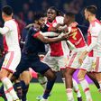Óriási balhé az Ajax–PSV csúcsrangadón – videóval