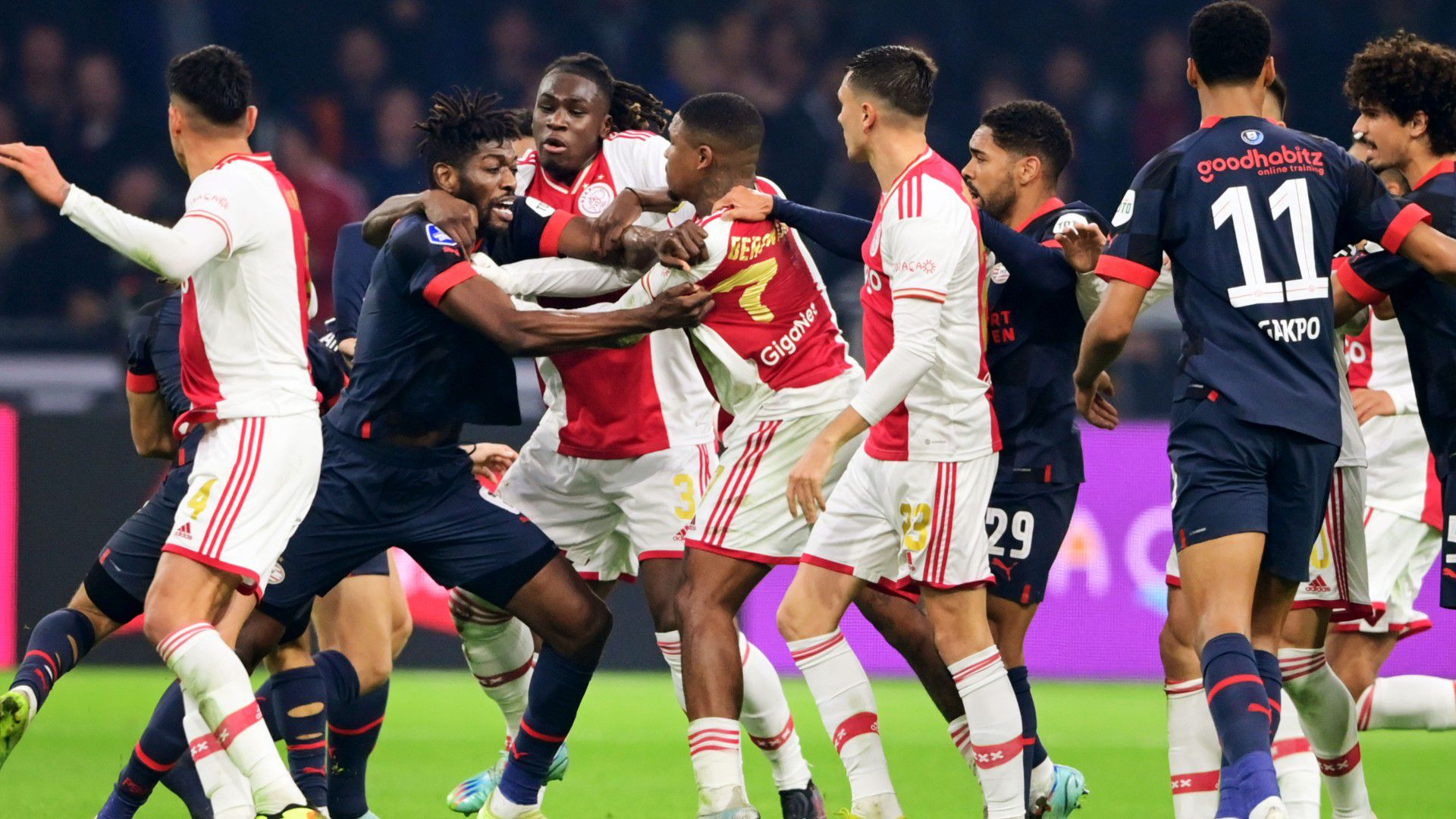 Óriási balhé az Ajax–PSV csúcsrangadón – videóval
