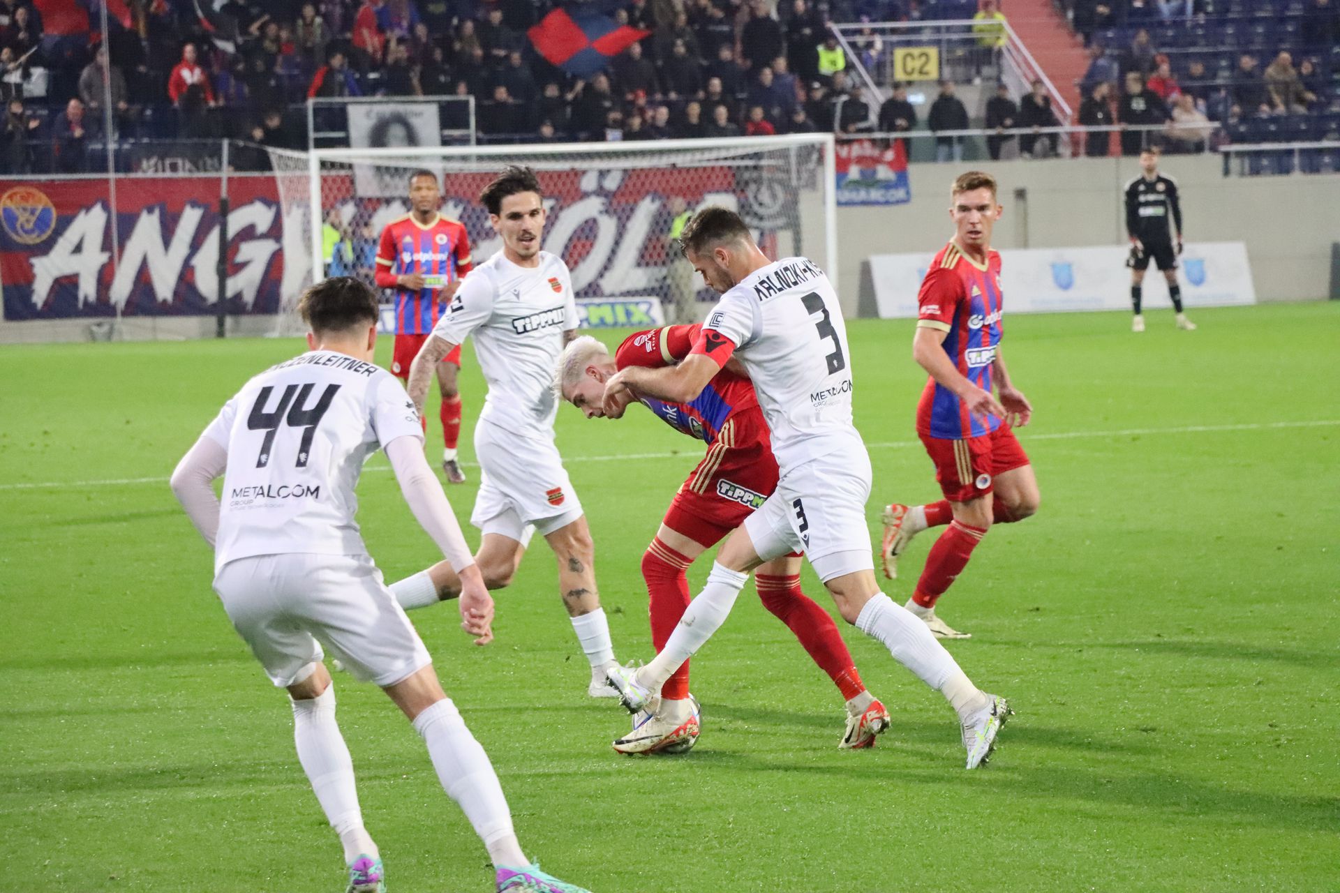 Az első félidőben a mezőnyben gyűrték egymást a csapatok,  a fordulás után a gól is megérkezett Fotó: Kolozsvári Barnabás