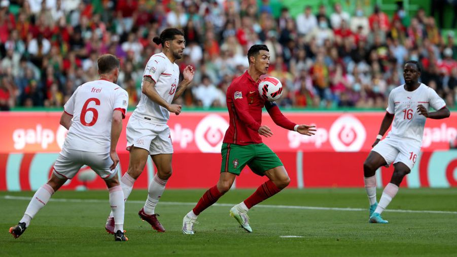 A júniusi Nemzetek Ligája-mérkőzésen hiába őrizte több svájci is, a vége Ronaldo duplájával 4–0 lett (Fotó: GettyImages)