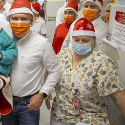 Kokó krampuszjelmezbe bújt – beteg gyerekeket ajándékoztak meg a bunyósok