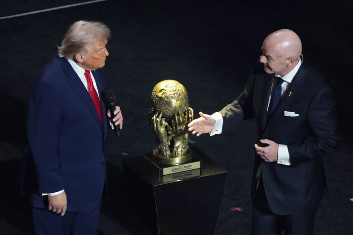 Gianni Infantino ünnepélyes keretek között adta át az első FIFA Béke-díjat az Egyesült Államok elnökének