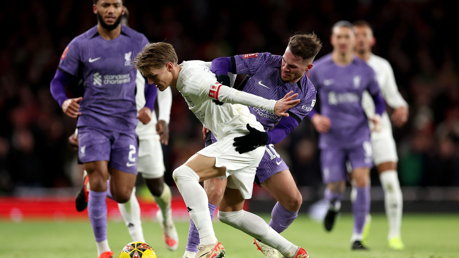Alexis Mac Allister és Martin Ödegaard csatája az FA-kupában Fotó: Getty Images