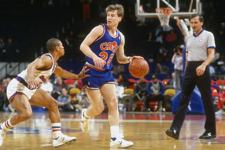 Az újonc Tyrone „Muggsy" Bogues fogja a Cleveland Cavaliers irányítóját, Mark Price-t (Fotó: Getty Images)