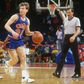 Az újonc Tyrone „Muggsy" Bogues fogja a Cleveland Cavaliers irányítóját, Mark Price-t (Fotó: Getty Images)