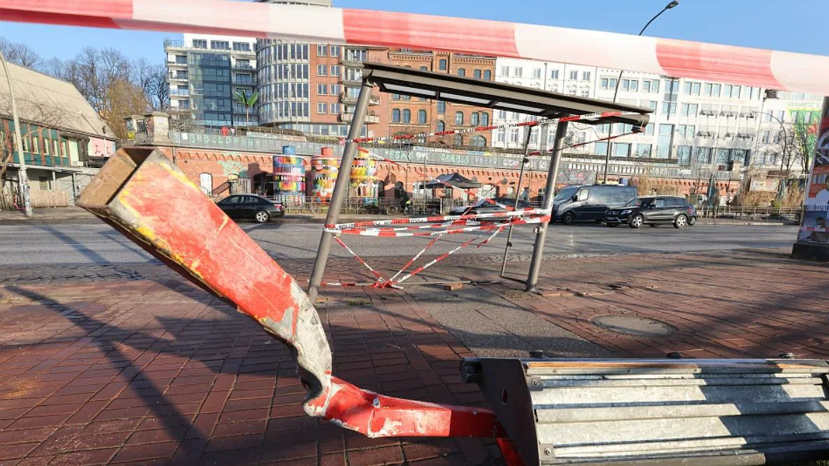 Dompé csúnyán lebontotta a buszmegállót (fotó: Bild, Marco Zitzow)