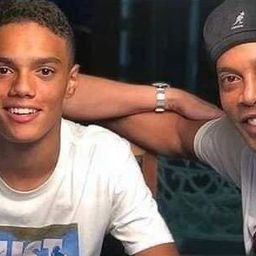 Ronaldinho fia apja nyomdokaiba lép