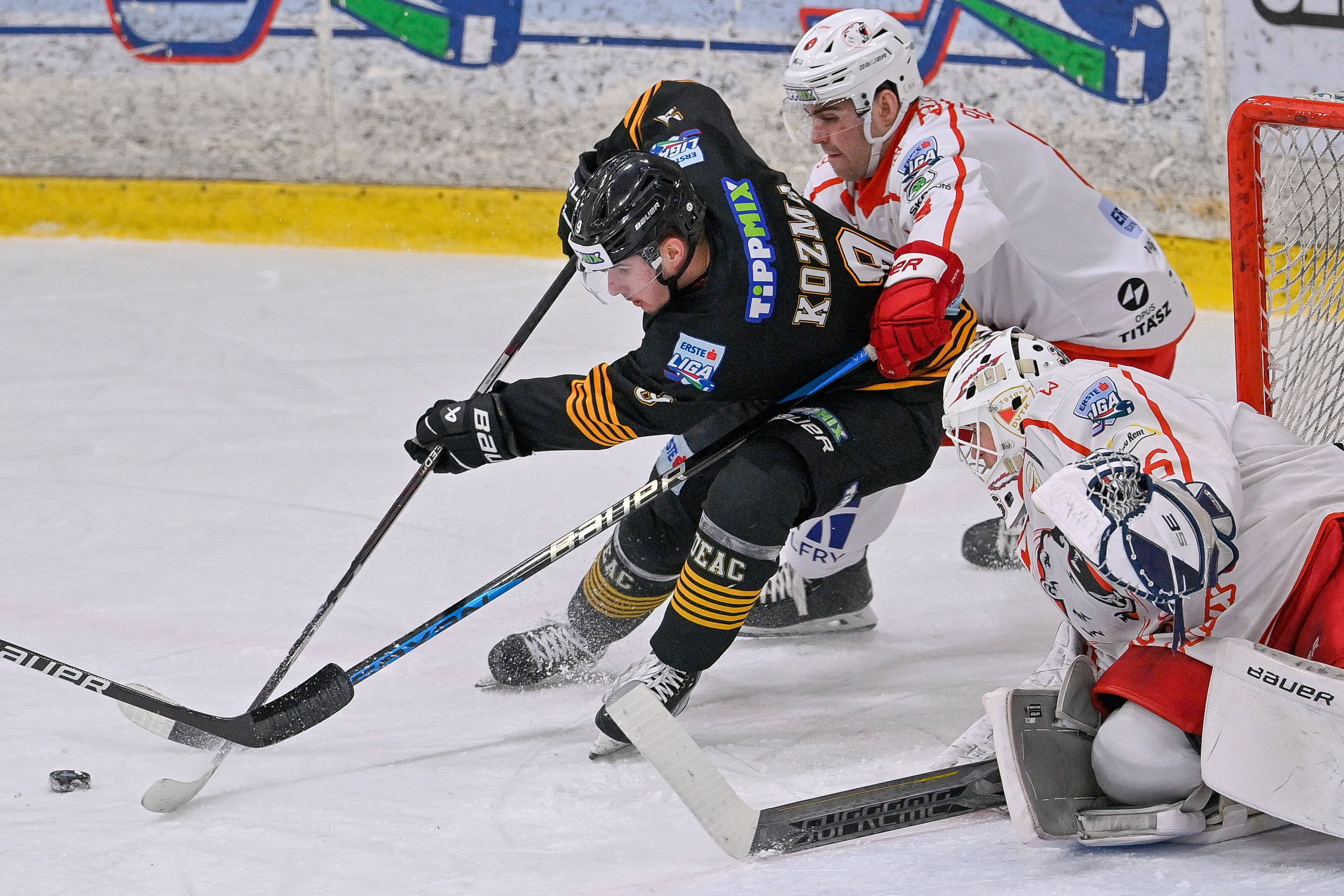 A diósgyőri Voris Janis kapus (j) és Bennett Zachery James (k), valamint a debreceni Kozma Ferenc a jégkorong Erste Liga DEAC–DVTK Jegesmedvék mérkőzésén a debreceni Jégcsarnokban 2023. február 5-én. (Fotó: MTI/Czeglédi Zsolt)