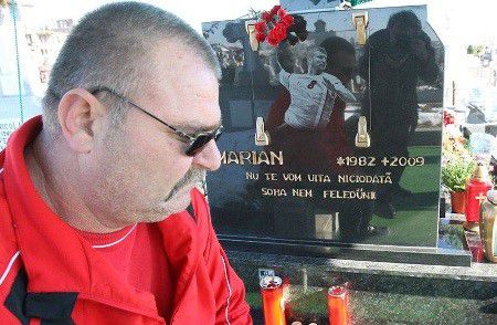 Petre Cozma minden nap kijár a temetőbe, hogy elbeszélgessen fiával… (Fotó: maszol.ro)