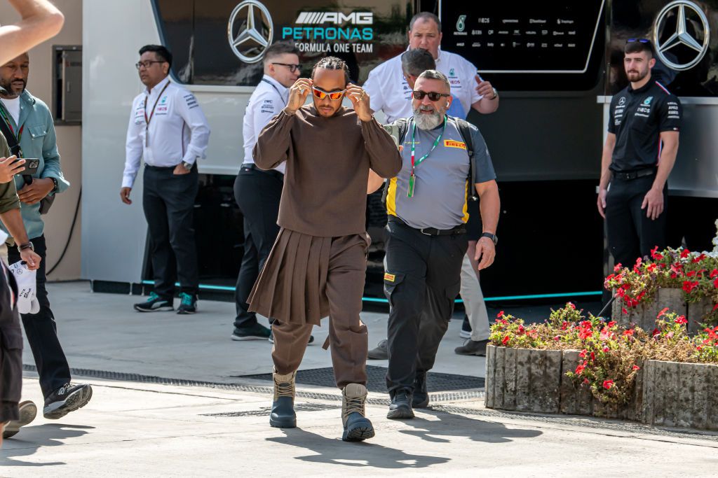 Lewis Hamilton a versenyen kívül tud (már csak) feltűnést kelteni (Fotó: Getty Images)
