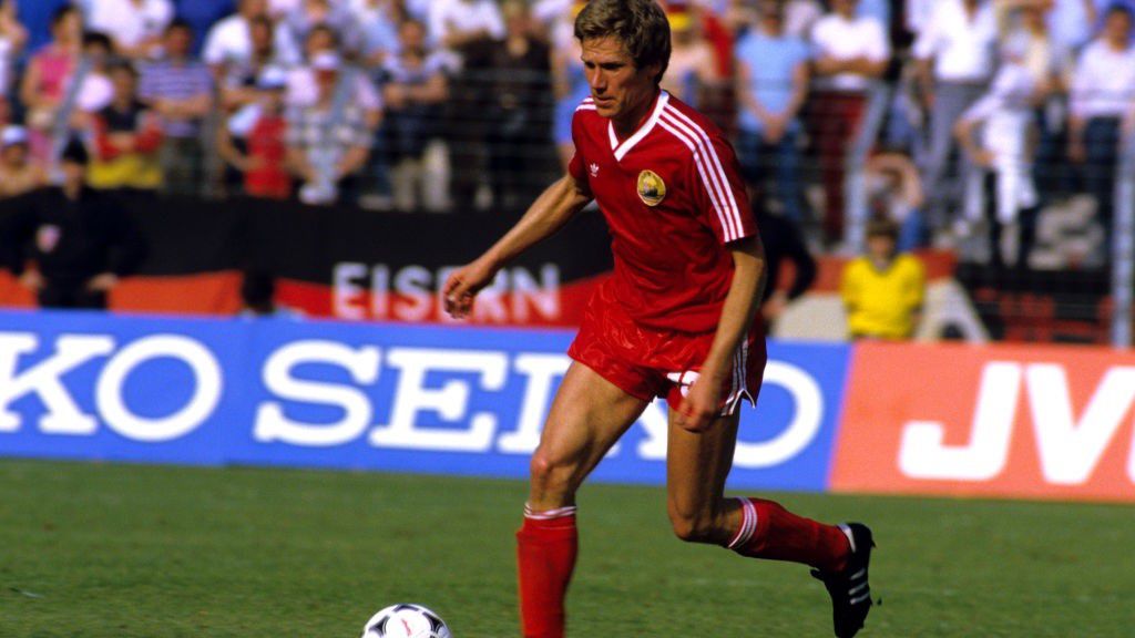Csapata mindhárom csoportmérkőzésén a kezdőcsapat tagja volt az 1984-es Eb-n, s bár a román válogatott az NSZK (1–2) és Portugália (0–1) ellen vereséget szenvedett, a spanyolok ellen Bölöni góljával ért el 1–1-es döntetlent. (Fotó: Getty Images)