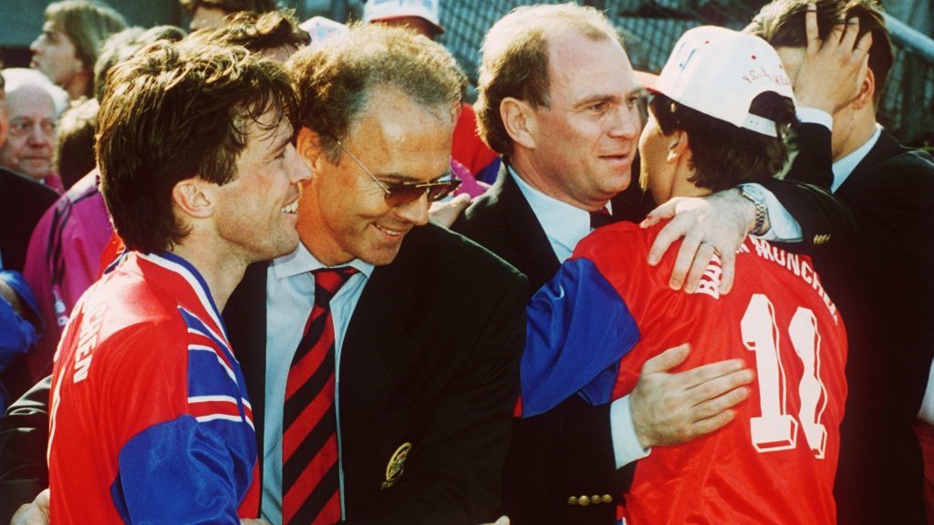 Az 1974-es bajnoki cím megszerzésekor a klub legnagyobb legendája, Franz Beckenbauer ünnepel Matthäusszal (balra), míg Marcel Witeczeket Hoeness (jobbról a második) ölelgeti (Fotó: GettyImages)
