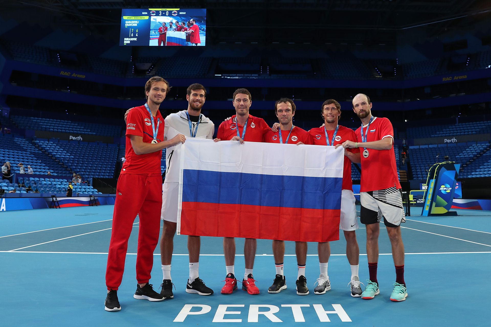 Orosz teniszezők (balra Medvegyev) orosz zászlóval. Ilyen kép biztos nem készül majd az olimpián (Fotó: Getty Images)