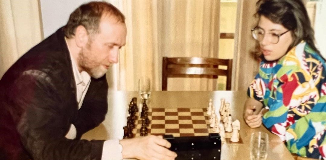 Az egyik legnagyobbal, Bobby Fischerrel tesztelik az amerikai zseni sakkóráját és finomítják a találmányát, a Fischer-féle random sakkot