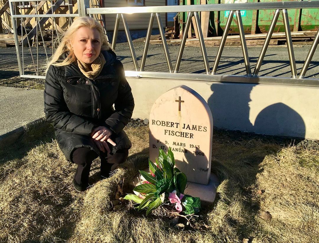 Amikor Izlandon járt, elzarándokolt Fischer Laugadaelir falucskában található sírjához is