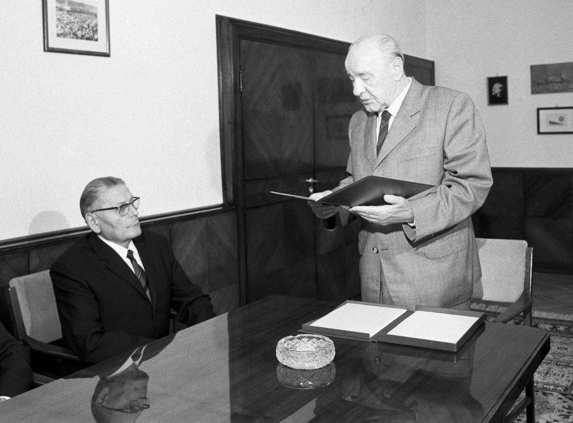 Szerényitől joggal lehetett tartani, akkora hatalom volt, hogy Kádár János a Központi Bizottság székházában személyesen köszöntötte 80. születésnapján (Fotó: MTI/Wéber Lajos)