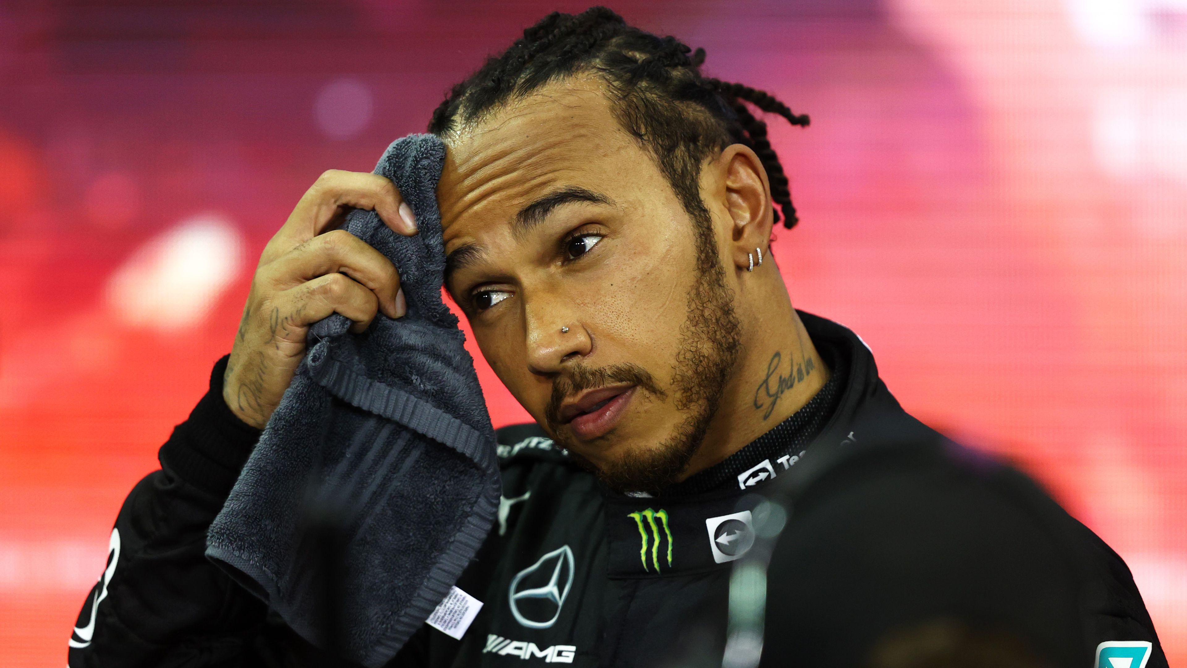 Lewis Hamilton szerint a botrányokkal teletűzdelt szezonkezdet veszélybe sodorta a sportágat