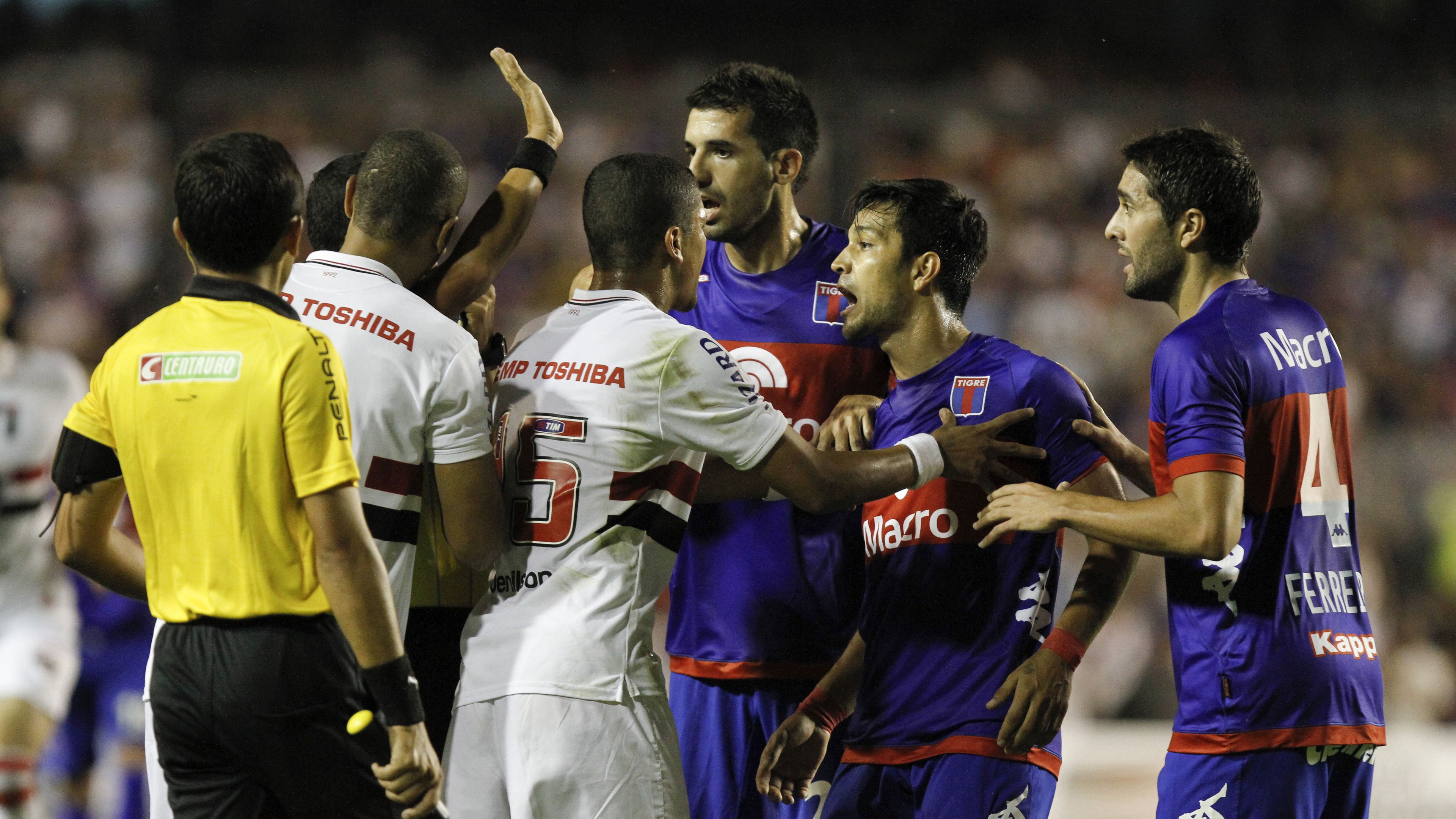 A pályán is feszült volt a hangulat a Tigre és a Sao Paulo mérkőzésén