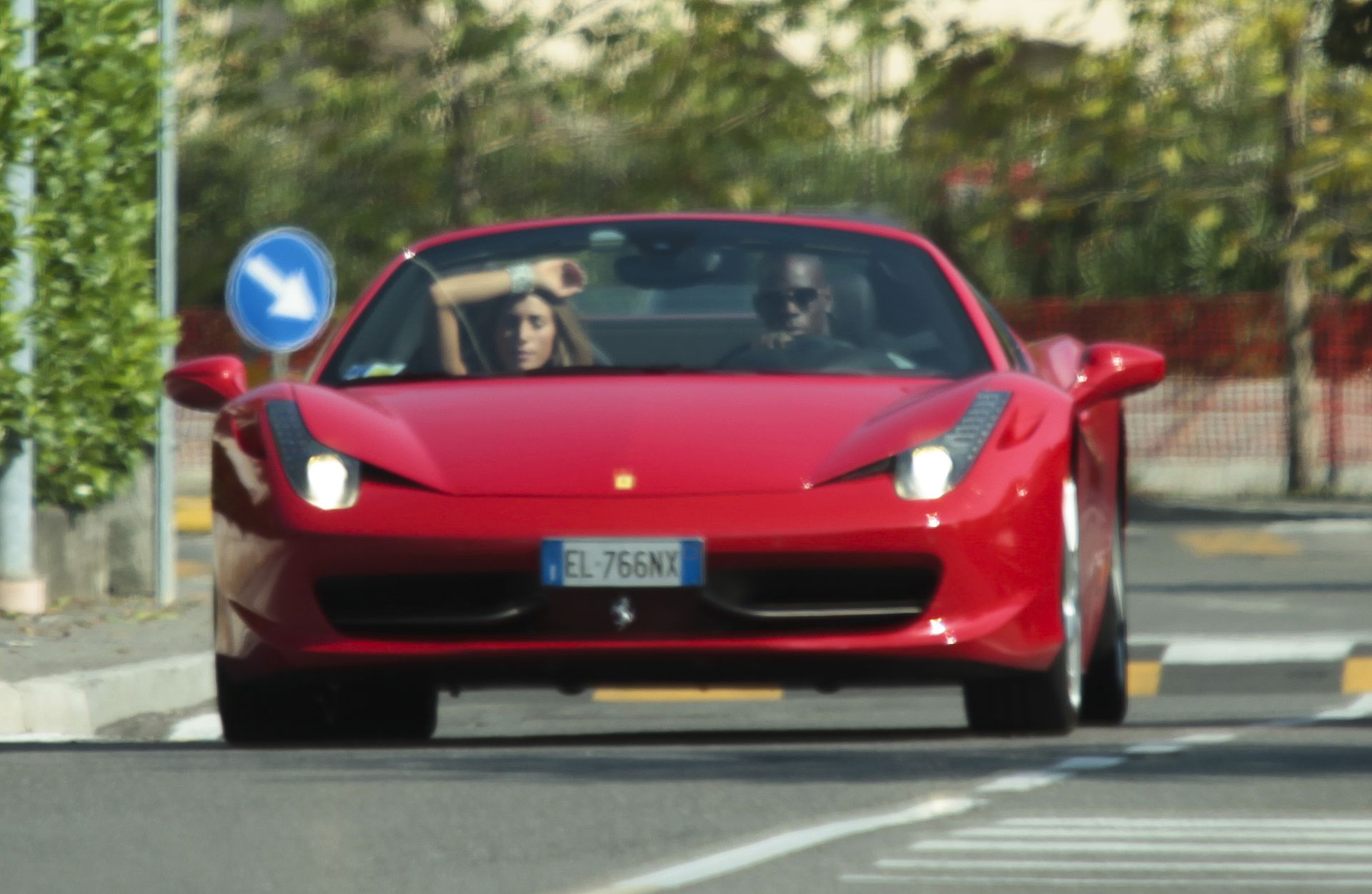 Ezzel a tűzpiros Ferrari F12 Berlinettával járt egy időben edzésre a Liverpoolnál / Fotó: Northfoto