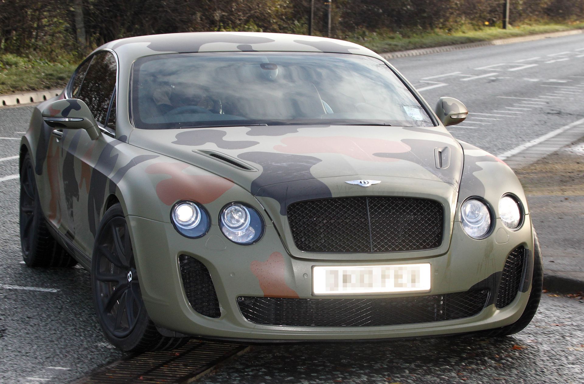 A méregdrága Bentley-t terepszínűvé változtatta, megdöbbent a világ a gyönyörű kocsi elcsúfításán / Fotó: Profimedia