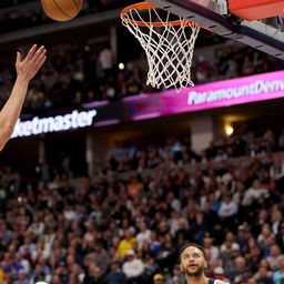 Már 2–0-s hátrányban van az NBA címvédője; a 224 centis „űrlény” lett az év újonca